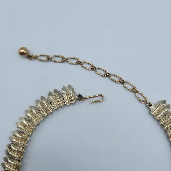 Vintage Signed Kramer Gold Tone Textured Hooke Closure Choker Necklace - Picture 4 of 9